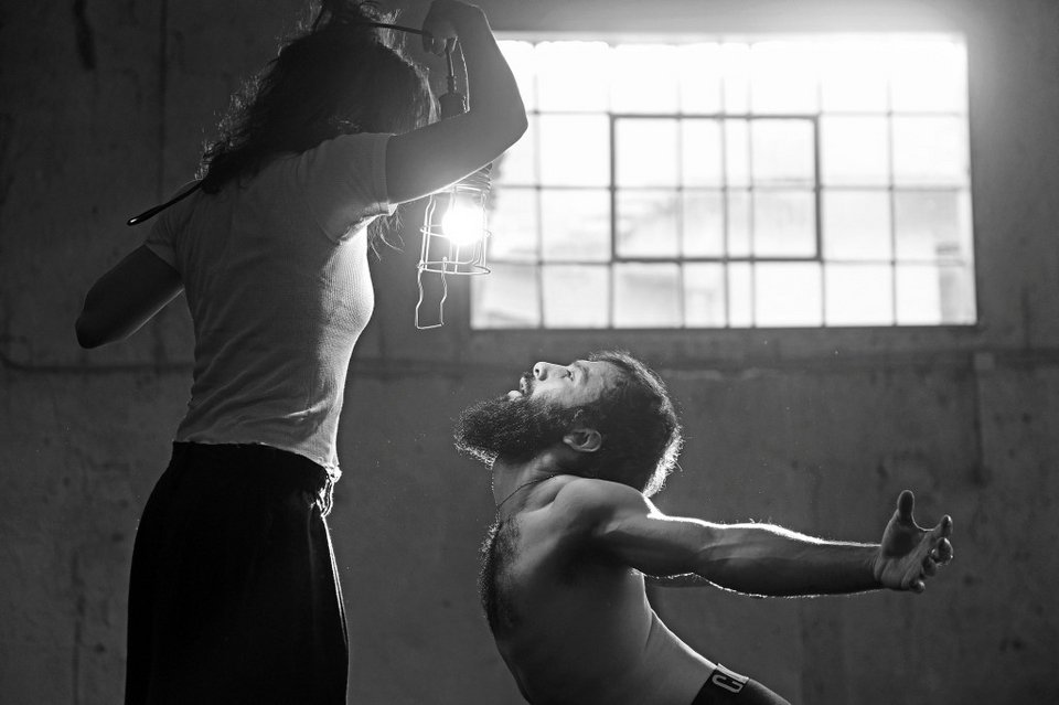 Στην Αθήνα η ομάδα-έκπληξη της Ευρώπης: Συνδυάζουν θέατρο & σύγχρονο τσίρκο [εικόνες] | iefimerida.gr 0