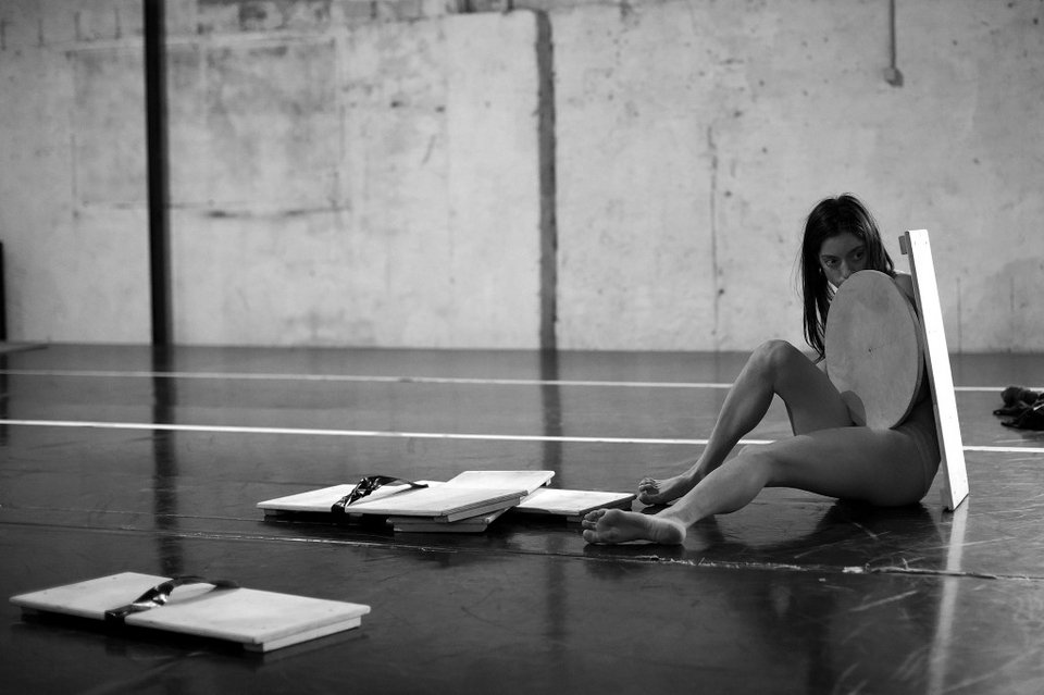 Στην Αθήνα η ομάδα-έκπληξη της Ευρώπης: Συνδυάζουν θέατρο & σύγχρονο τσίρκο [εικόνες] | iefimerida.gr 2