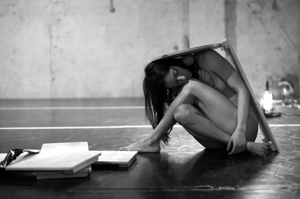 Στην Αθήνα η ομάδα-έκπληξη της Ευρώπης: Συνδυάζουν θέατρο & σύγχρονο τσίρκο [εικόνες] | iefimerida.gr 5