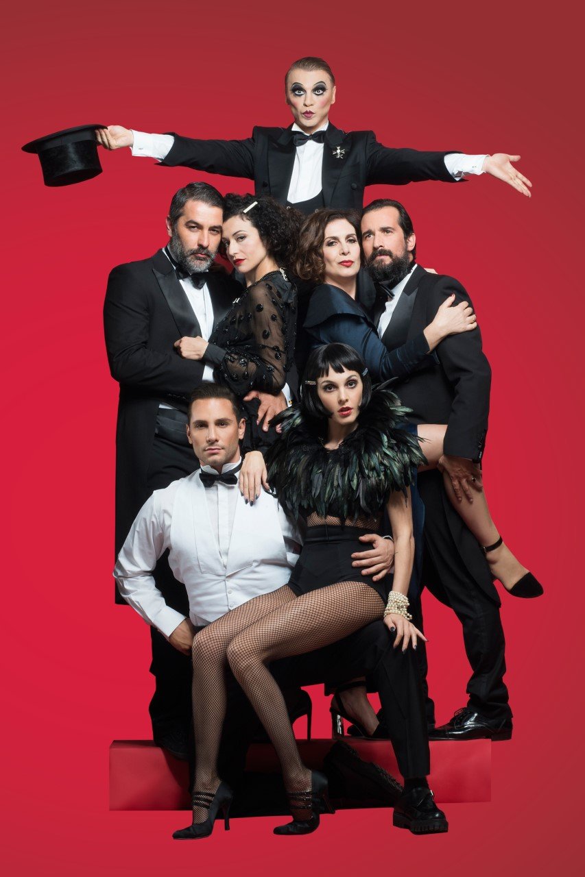 O Ζαχαράτος αφιερώνει την παράσταση «Καμπαρέ» στη Βουγιουκλάκη -Με μαύρο βέλο η Τάμτα [εικόνες] | iefimerida.gr 3