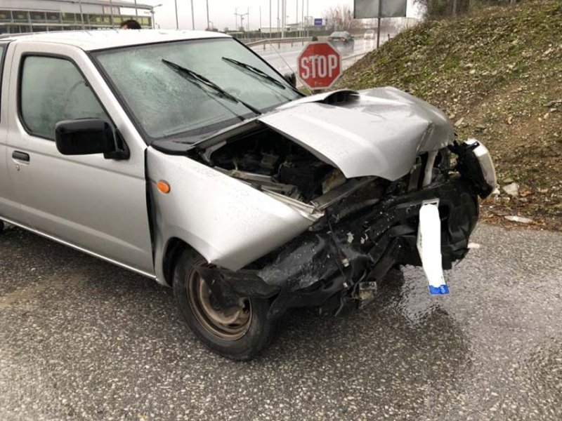 Νέο τροχαίο στη Λάρισα: Αγροτικό συγκρούστηκε με ΙΧ -3 τραυματίες [εικόνες] | iefimerida.gr 0