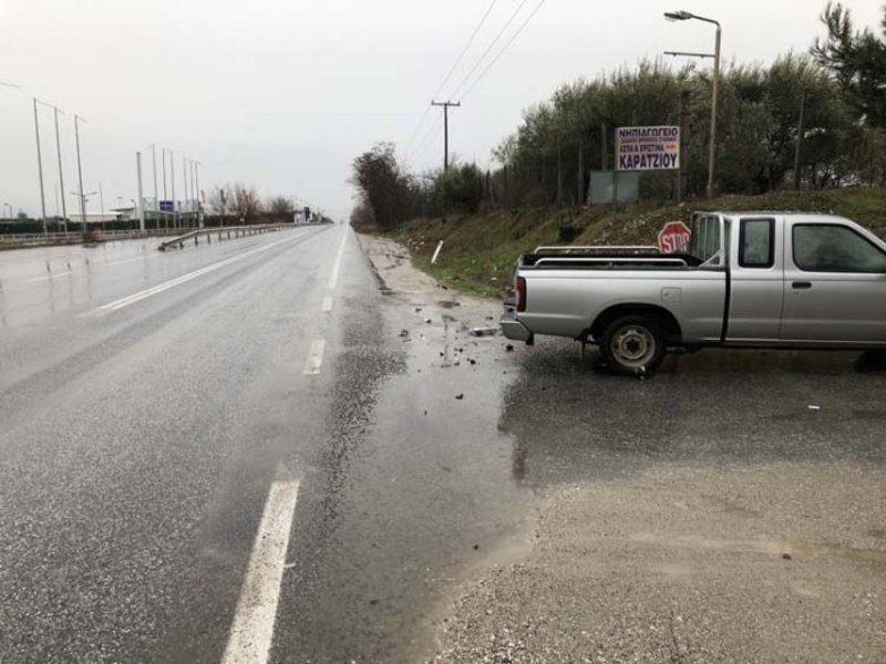 Νέο τροχαίο στη Λάρισα: Αγροτικό συγκρούστηκε με ΙΧ -3 τραυματίες [εικόνες] | iefimerida.gr 1