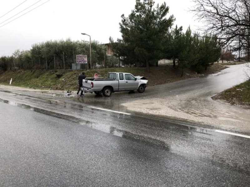 Νέο τροχαίο στη Λάρισα: Αγροτικό συγκρούστηκε με ΙΧ -3 τραυματίες [εικόνες] | iefimerida.gr 2
