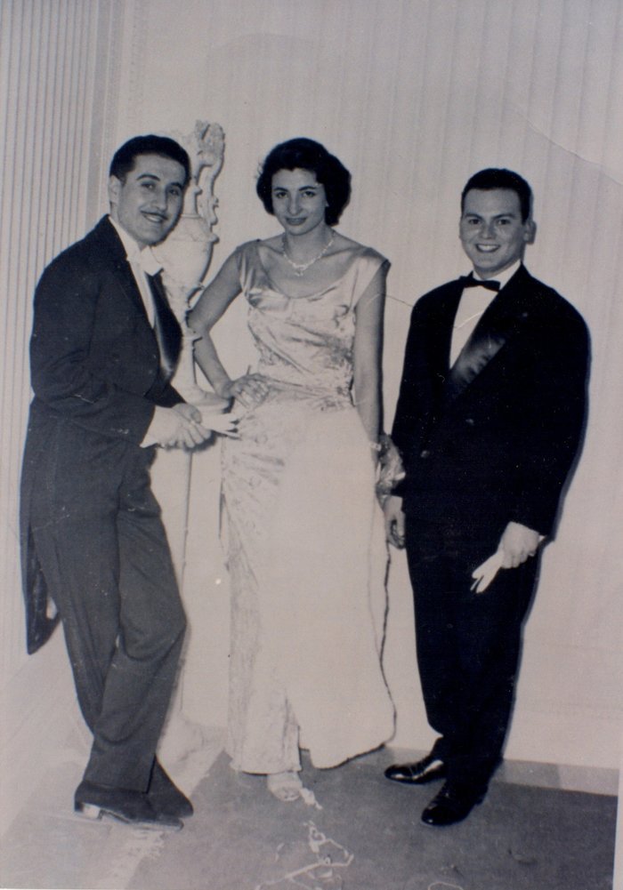 Ο κεντητής της νύχτας -Ντίνος Μαυρόπουλος, ο σχεδιαστής που έντυνε την βασίλισσα Φρειδερίκη, την Κάλλας και τις σταρ της εποχής [εικόνες] | iefimerida.gr 1