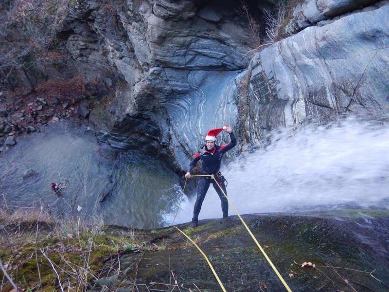 Υποδέχθηκαν το 2018 κατεβαίνοντας τον καταρράκτη στο Βελβεντό -Από ύψος 30 μέτρων [εικόνες] | iefimerida.gr 0