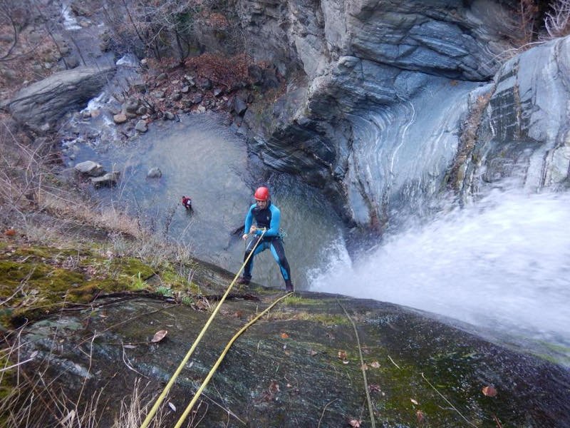 Υποδέχθηκαν το 2018 κατεβαίνοντας τον καταρράκτη στο Βελβεντό -Από ύψος 30 μέτρων [εικόνες] | iefimerida.gr 1