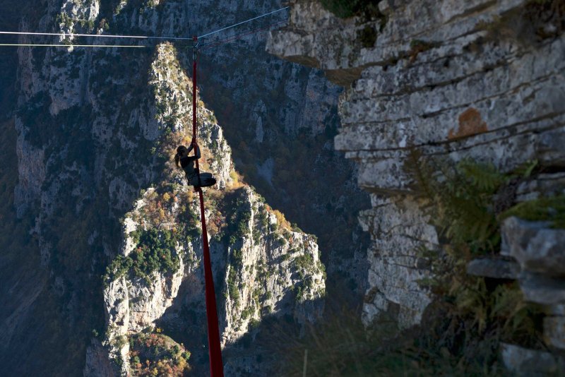Η Κατερίνα Σολδάτου χόρεψε στο κενό, σε ύψος 800 μέτρων, στο φαράγγι του Βίκου [βίντεο] | iefimerida.gr 1