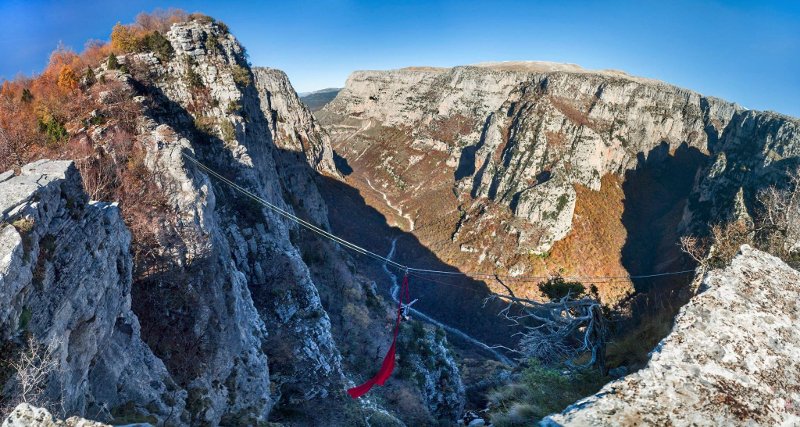 Η Κατερίνα Σολδάτου χόρεψε στο κενό, σε ύψος 800 μέτρων, στο φαράγγι του Βίκου [βίντεο] | iefimerida.gr 2