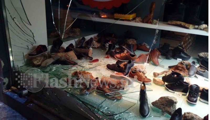 Ηλικιωμένος «καρφώθηκε» σε βιτρίνα καταστήματος στα Χανιά- Κόλλησε το γκάζι στο αυτοκίνητό του [εικόνες] | iefimerida.gr 3