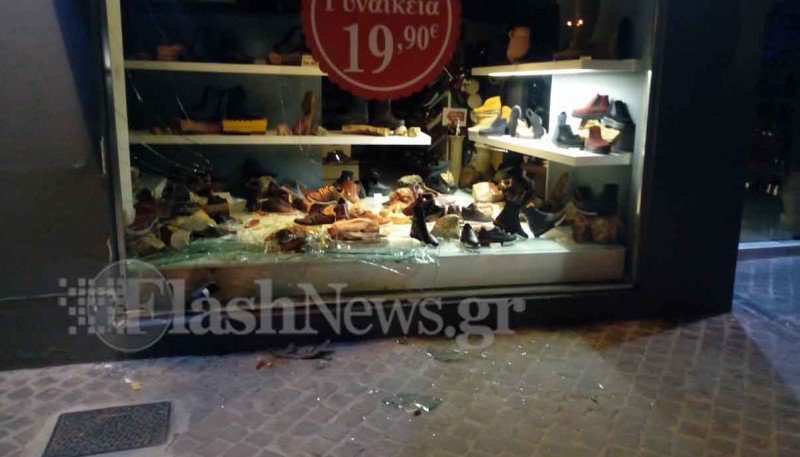 Ηλικιωμένος «καρφώθηκε» σε βιτρίνα καταστήματος στα Χανιά- Κόλλησε το γκάζι στο αυτοκίνητό του [εικόνες] | iefimerida.gr 2