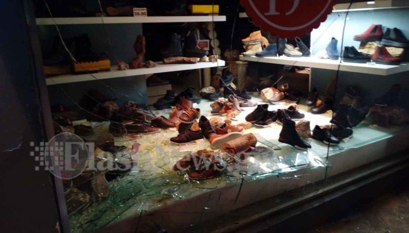 Ηλικιωμένος «καρφώθηκε» σε βιτρίνα καταστήματος στα Χανιά- Κόλλησε το γκάζι στο αυτοκίνητό του [εικόνες] | iefimerida.gr 0