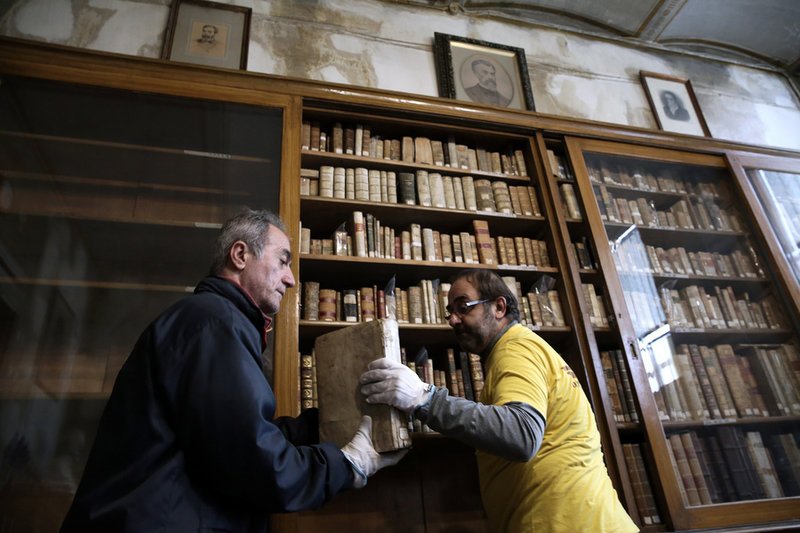 Καρέ καρέ η μετακίνηση ενός θησαυρού -Η Εθνική Βιβλιοθήκη μετακομίζει στο «Σταύρος Νιάρχος» [εικόνες] | iefimerida.gr 3