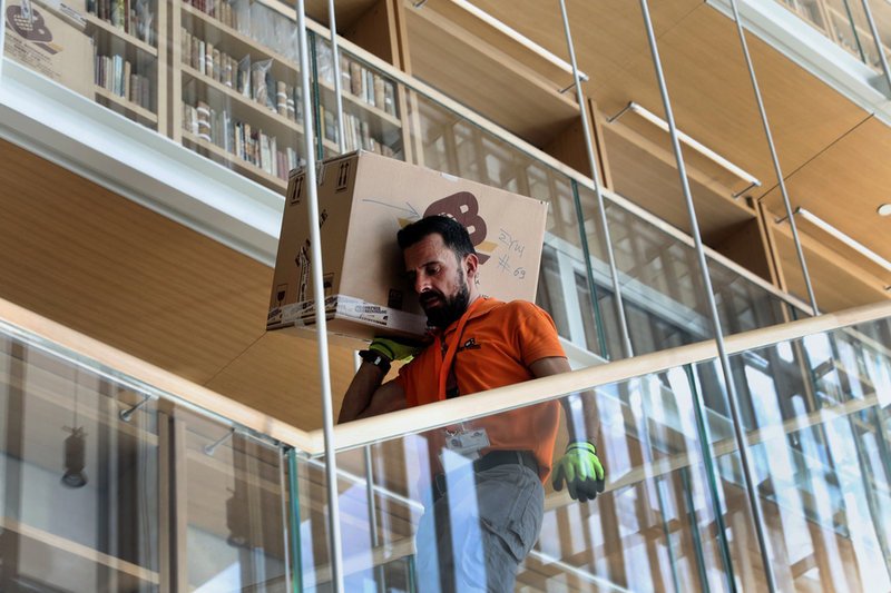 Καρέ καρέ η μετακίνηση ενός θησαυρού -Η Εθνική Βιβλιοθήκη μετακομίζει στο «Σταύρος Νιάρχος» [εικόνες] | iefimerida.gr 6