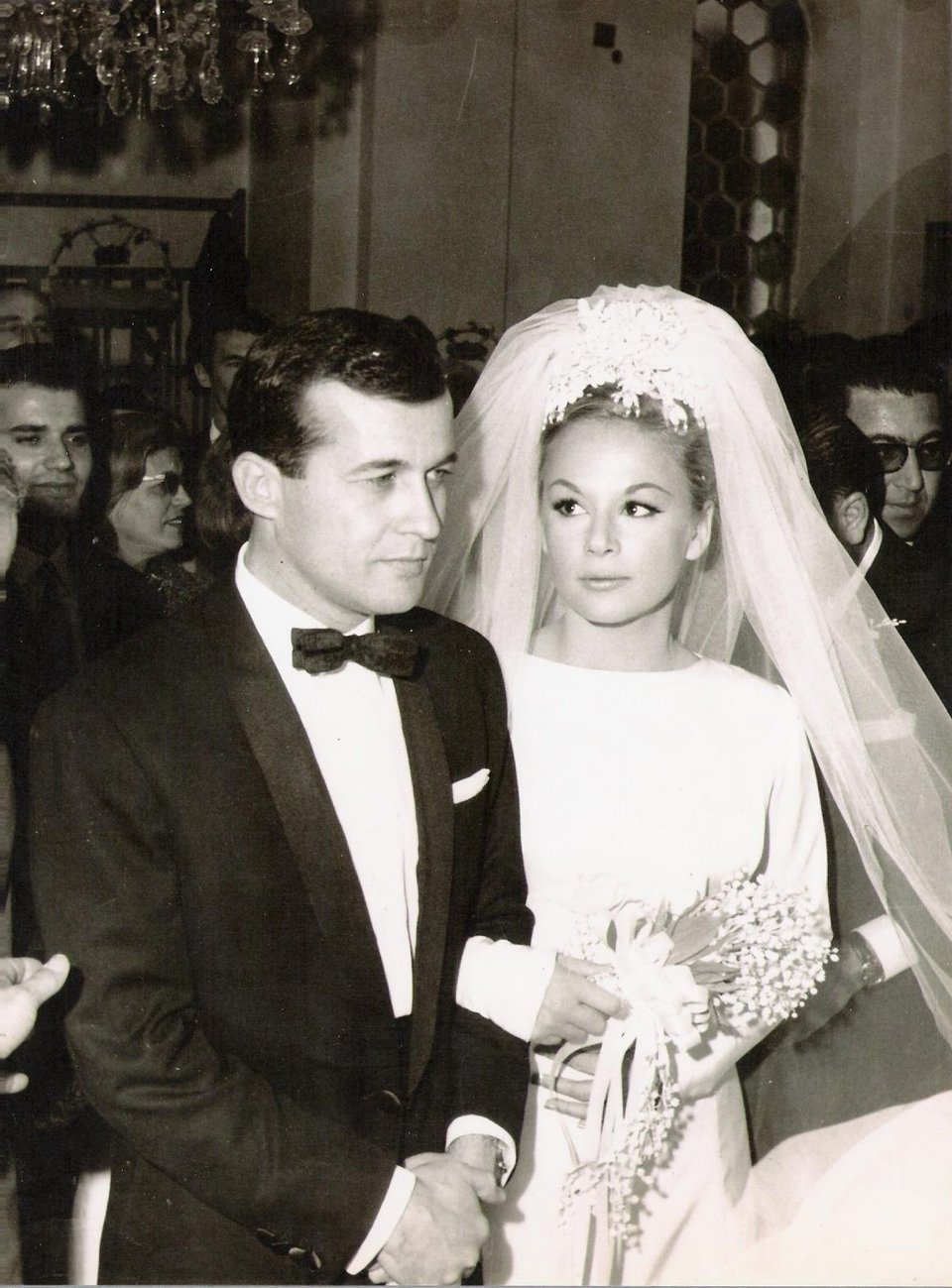 Ο γάμος της Αλίκης Βουγιουκλάκη και του Δημήτρη Παπαμιχαήλ, 53 χρόνια πριν -Το Givenchy νυφικό από τη... Νίτσα και το ξύλο [εικόνες] | iefimerida.gr 7