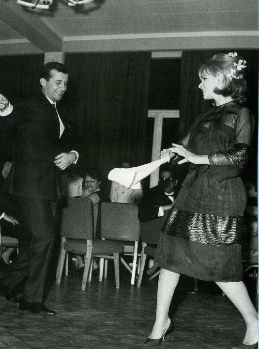 Ο γάμος της Αλίκης Βουγιουκλάκη και του Δημήτρη Παπαμιχαήλ, 53 χρόνια πριν -Το Givenchy νυφικό από τη... Νίτσα και το ξύλο [εικόνες] | iefimerida.gr 14