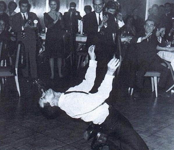 Ο γάμος της Αλίκης Βουγιουκλάκη και του Δημήτρη Παπαμιχαήλ, 53 χρόνια πριν -Το Givenchy νυφικό από τη... Νίτσα και το ξύλο [εικόνες] | iefimerida.gr 15