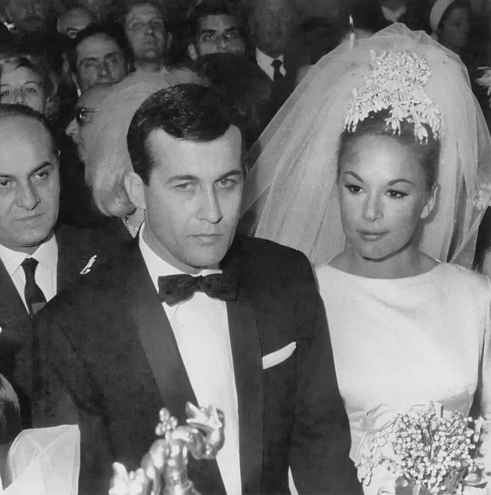 Ο γάμος της Αλίκης Βουγιουκλάκη και του Δημήτρη Παπαμιχαήλ, 53 χρόνια πριν -Το Givenchy νυφικό από τη... Νίτσα και το ξύλο [εικόνες] | iefimerida.gr 5