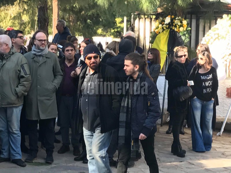 Συγκίνηση στην κηδεία του Τζίμη Πανούση -Καλλιτέχνες και πολιτικοί είπαν το τελευταίο αντίο [εικόνες & βίντεο] | iefimerida.gr 12