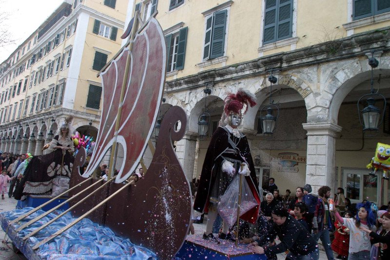 Απόκριες στην Κέρκυρα -Βενετσιάνικη ατμόσφαιρα και κάψιμο του σιορ Καρνάβαλου [εικόνες] | iefimerida.gr 1