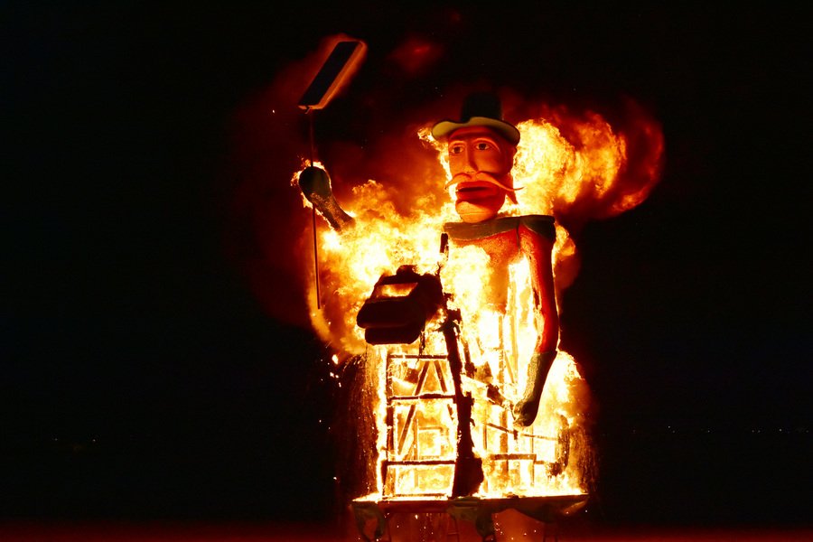 Ο Δον Κιχώτης βασιλιάς καρνάβαλος στο Ναύπλιο -Τον έκαψαν στην πλατεία [εικόνες] | iefimerida.gr 3