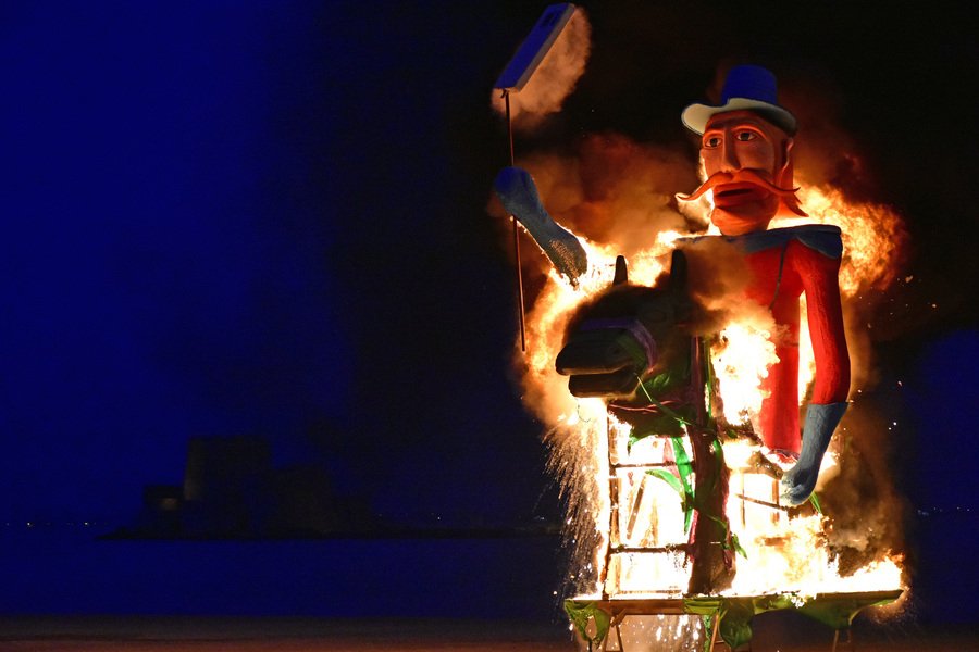 Ο Δον Κιχώτης βασιλιάς καρνάβαλος στο Ναύπλιο -Τον έκαψαν στην πλατεία [εικόνες] | iefimerida.gr 2