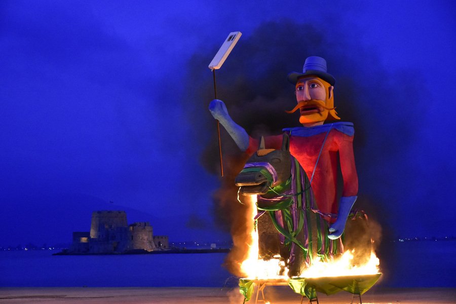 Ο Δον Κιχώτης βασιλιάς καρνάβαλος στο Ναύπλιο -Τον έκαψαν στην πλατεία [εικόνες] | iefimerida.gr 1