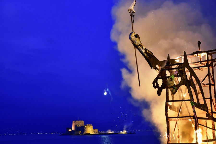 Ο Δον Κιχώτης βασιλιάς καρνάβαλος στο Ναύπλιο -Τον έκαψαν στην πλατεία [εικόνες] | iefimerida.gr 4