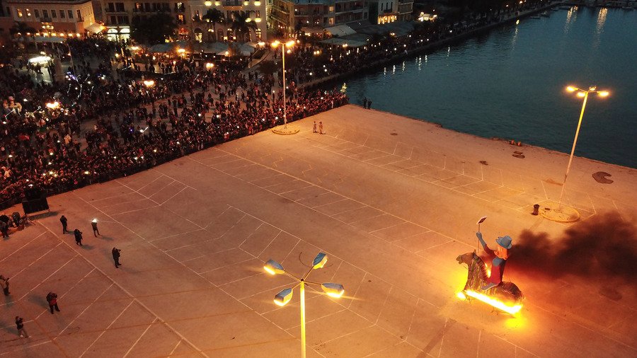 Ο Δον Κιχώτης βασιλιάς καρνάβαλος στο Ναύπλιο -Τον έκαψαν στην πλατεία [εικόνες] | iefimerida.gr 0