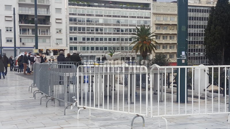 Πυρετώδεις προετοιμασίες για το μεγάλο συλλαλητήριο στο Σύνταγμα [εικόνες] | iefimerida.gr 10