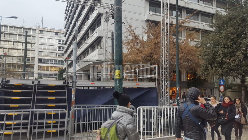 Πυρετώδεις προετοιμασίες για το μεγάλο συλλαλητήριο στο Σύνταγμα [εικόνες] | iefimerida.gr 6