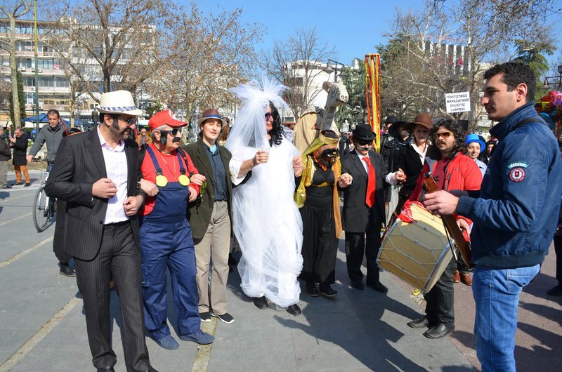 Ξέφρενο γλέντι στην Λάρισα -Γιόρτασαν τα «μπουλούκια» [εικόνες & βίντεο] | iefimerida.gr 15