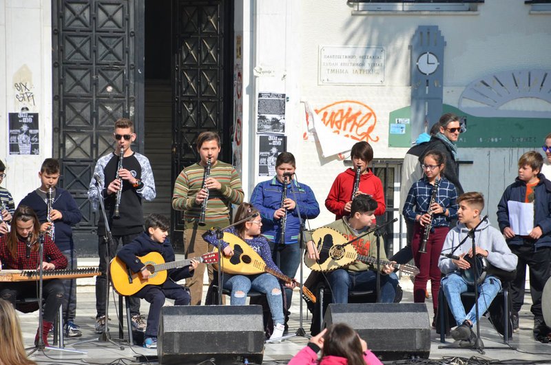 Ξέφρενο γλέντι στην Λάρισα -Γιόρτασαν τα «μπουλούκια» [εικόνες & βίντεο] | iefimerida.gr 11