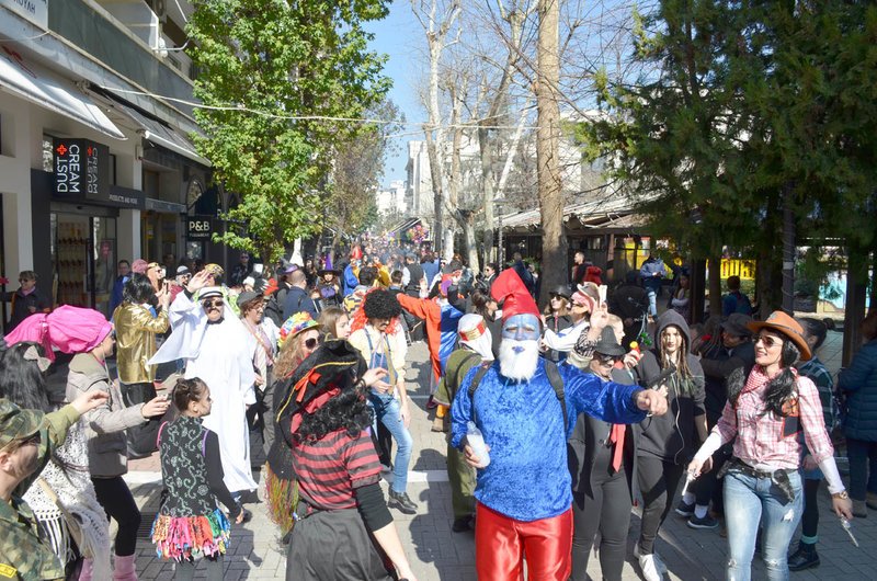 Ξέφρενο γλέντι στην Λάρισα -Γιόρτασαν τα «μπουλούκια» [εικόνες & βίντεο] | iefimerida.gr 8