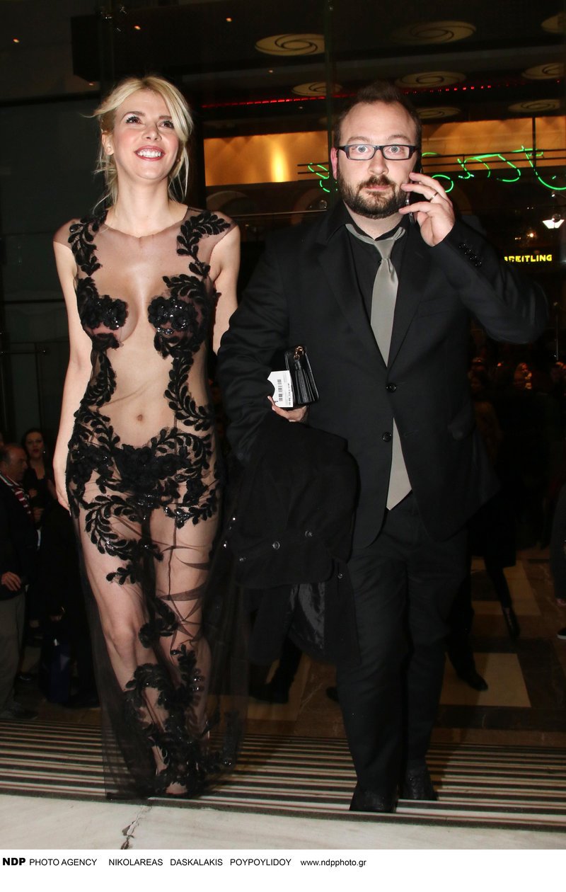 Το κορίτσι της διαφήμισης με τον Τόνι Σφήνο εμφανίστηκε σχεδόν γυμνό σε πρεμιέρα [εικόνες] | iefimerida.gr 2