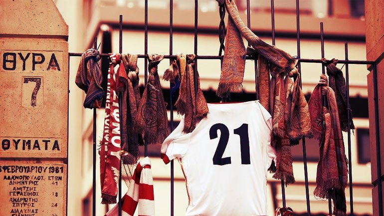 Ολυμπιακός: 37 χρόνια από την τραγωδία της Θύρας 7 -«Πάντα παρόντες οι 21 νεκροί» [εικόνες & βίντεο] | iefimerida.gr 4