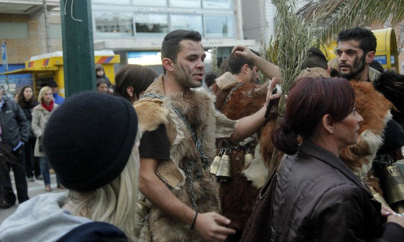 Το Σάββατο οι τραγόμορφοι Κουδουναραίοι του Διστόμου κατεβαίνουν στου Ψυρρή [πρόγραμμα] | iefimerida.gr 0