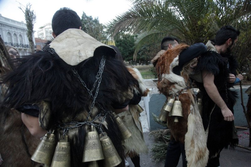 Κανταδόροι και μασκαράδες στην Κρήτη -Το κλέψιμο της νύφης, τα μουτζουρώματα και ο Καδής [εικόνες] | iefimerida.gr 2