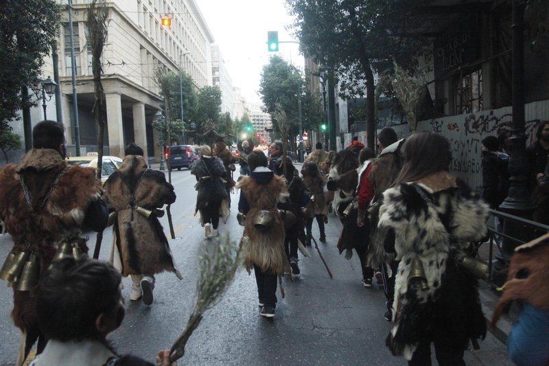 Το Σάββατο οι τραγόμορφοι Κουδουναραίοι του Διστόμου κατεβαίνουν στου Ψυρρή [πρόγραμμα] | iefimerida.gr 1