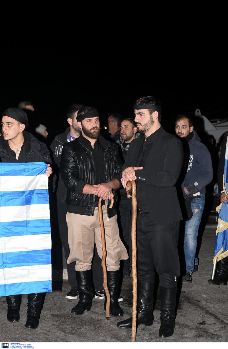 Εφτασαν οι πρώτοι διαδηλωτές από την Κρήτη- Με ελληνικές σημαίες, κατσούνες, λύρες [εικόνες] | iefimerida.gr 9