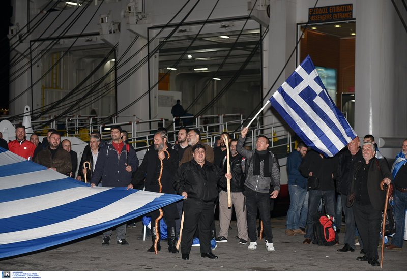 Εφτασαν οι πρώτοι διαδηλωτές από την Κρήτη- Με ελληνικές σημαίες, κατσούνες, λύρες [εικόνες] | iefimerida.gr 8