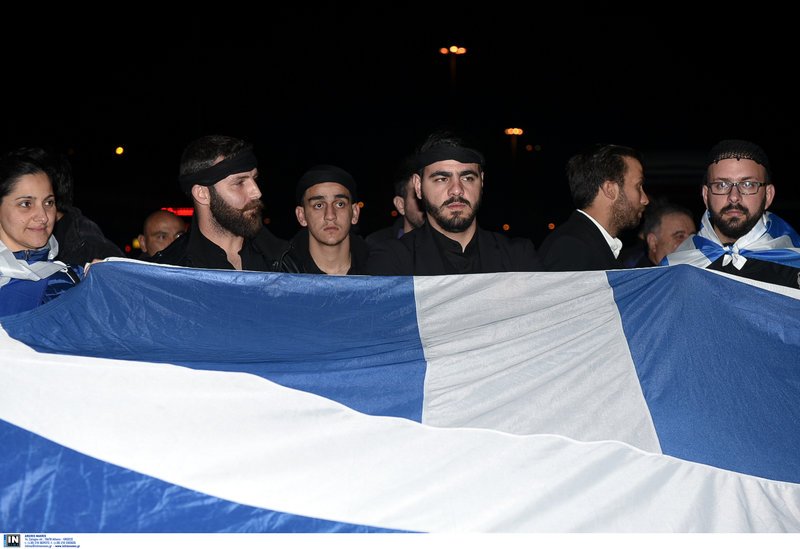 Εφτασαν οι πρώτοι διαδηλωτές από την Κρήτη- Με ελληνικές σημαίες, κατσούνες, λύρες [εικόνες] | iefimerida.gr 5