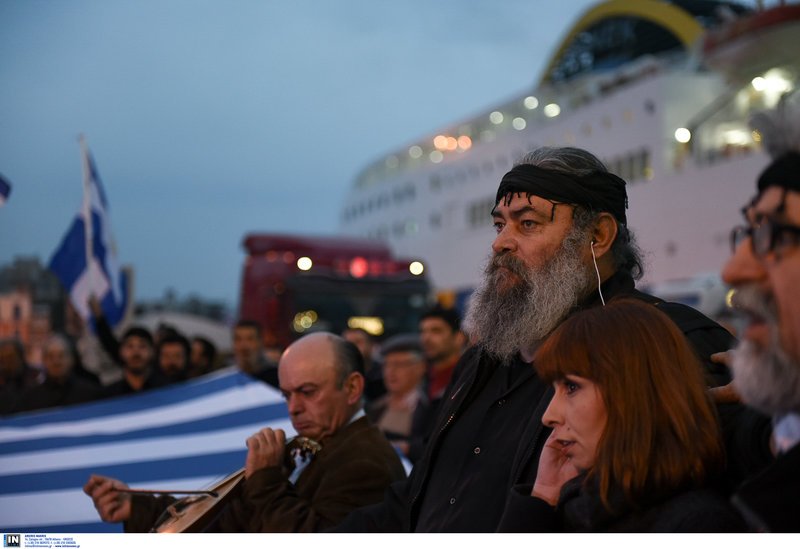 Εφτασαν οι πρώτοι διαδηλωτές από την Κρήτη- Με ελληνικές σημαίες, κατσούνες, λύρες [εικόνες] | iefimerida.gr 1