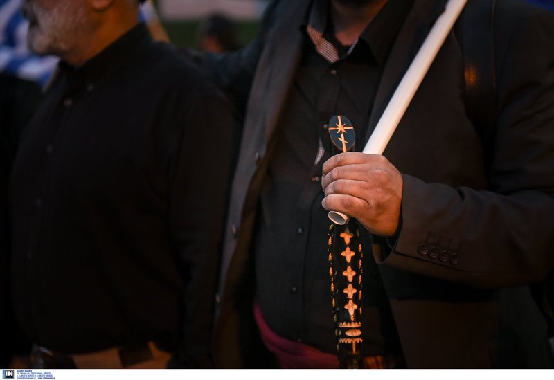 Εφτασαν οι πρώτοι διαδηλωτές από την Κρήτη- Με ελληνικές σημαίες, κατσούνες, λύρες [εικόνες] | iefimerida.gr 3