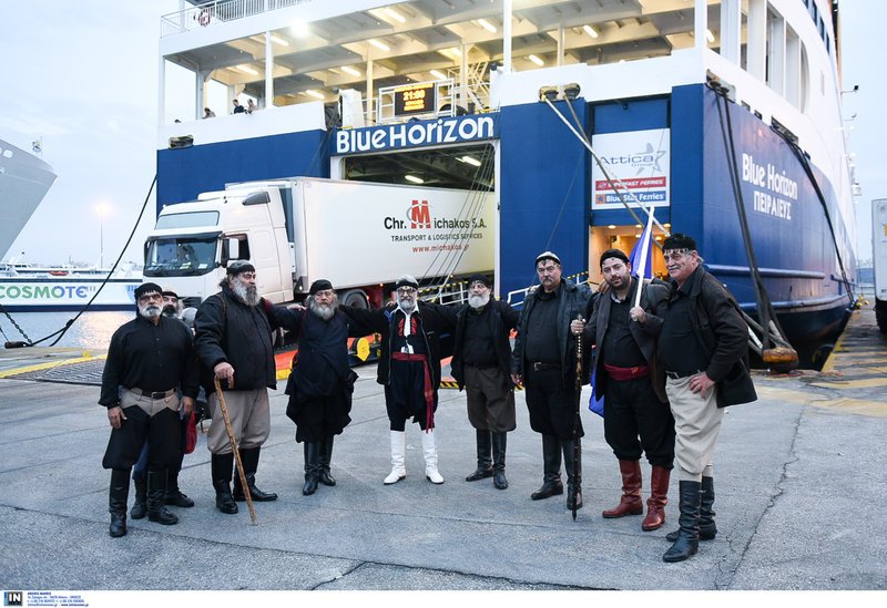 Εφτασαν οι πρώτοι διαδηλωτές από την Κρήτη- Με ελληνικές σημαίες, κατσούνες, λύρες [εικόνες] | iefimerida.gr 2
