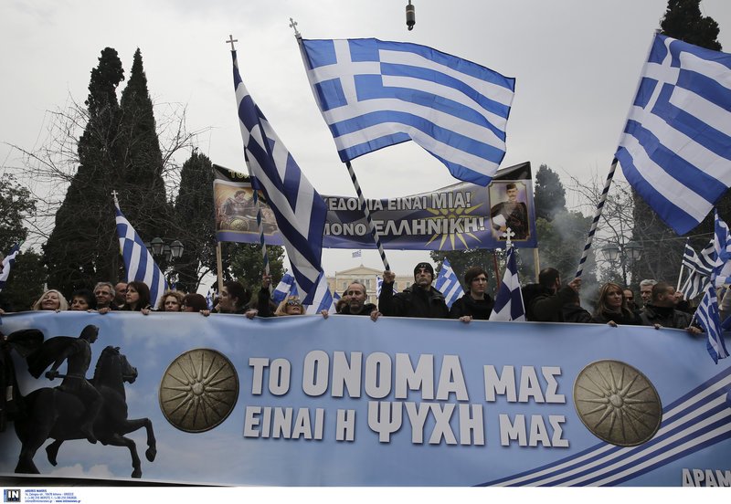 Οι φυσιογνωμίες του συλλαλητηρίου: Μακεδονομάχοι, Κρητικοί, καλόγριες, στολές παραλλαγής και απλοί πολίτες στο Σύνταγμα [εικόνες]  | iefimerida.gr 12