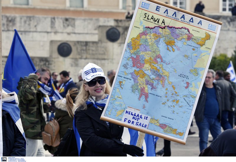 Οι φυσιογνωμίες του συλλαλητηρίου: Μακεδονομάχοι, Κρητικοί, καλόγριες, στολές παραλλαγής και απλοί πολίτες στο Σύνταγμα [εικόνες]  | iefimerida.gr 1
