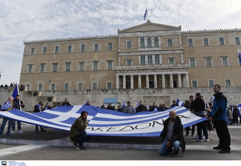 Οι φυσιογνωμίες του συλλαλητηρίου: Μακεδονομάχοι, Κρητικοί, καλόγριες, στολές παραλλαγής και απλοί πολίτες στο Σύνταγμα [εικόνες]  | iefimerida.gr 2