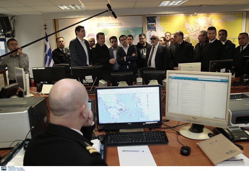 «Eπέδειξες ψυχραιμία και η ψυχραιμία είναι γενναιότητα» είπε ο Τσίπρας στον κυβερνήτη του «Γαύδος» [εικόνες] | iefimerida.gr 8