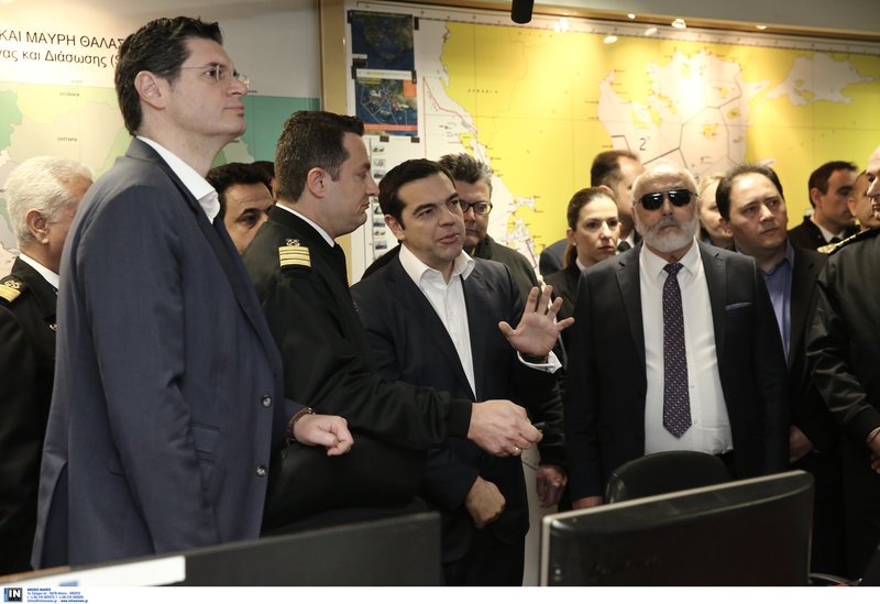 «Eπέδειξες ψυχραιμία και η ψυχραιμία είναι γενναιότητα» είπε ο Τσίπρας στον κυβερνήτη του «Γαύδος» [εικόνες] | iefimerida.gr 6