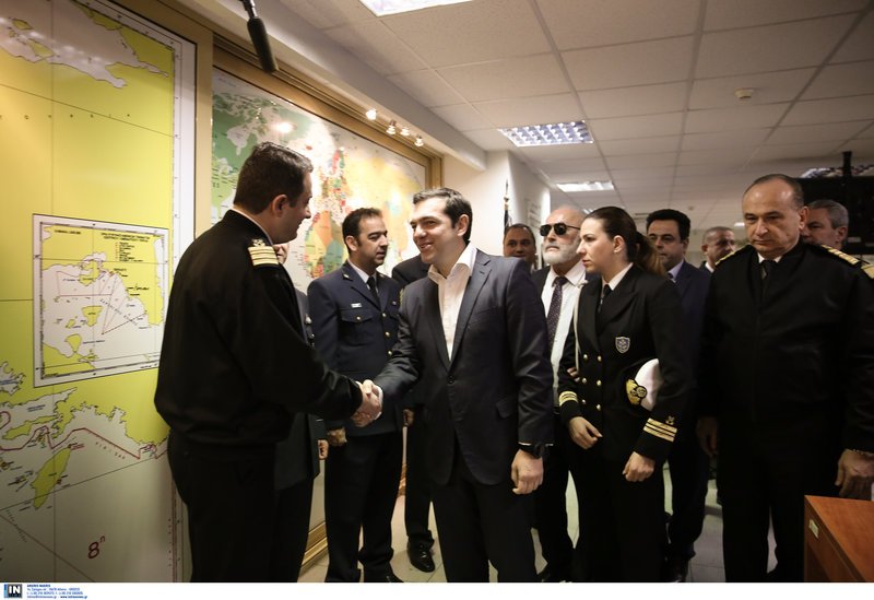 «Eπέδειξες ψυχραιμία και η ψυχραιμία είναι γενναιότητα» είπε ο Τσίπρας στον κυβερνήτη του «Γαύδος» [εικόνες] | iefimerida.gr 4